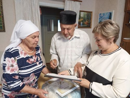 Кукмарада яшәүче Әхмәтҗановлар гаиләсе «Районның мактаулы юбилярлары» китабына кертелде