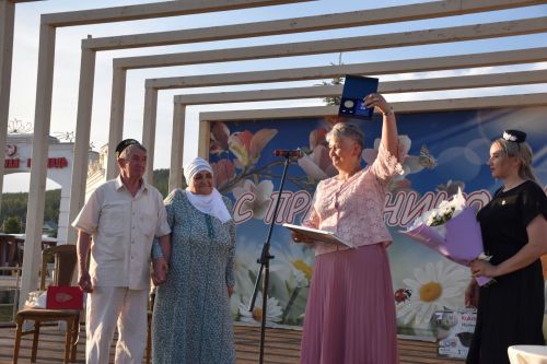 Гаилә, мәхәббәт һәм тугрылык көнендә Кукмарада алтын туй ияләре — Нигъмәтҗановлар гаиләсен котладылар