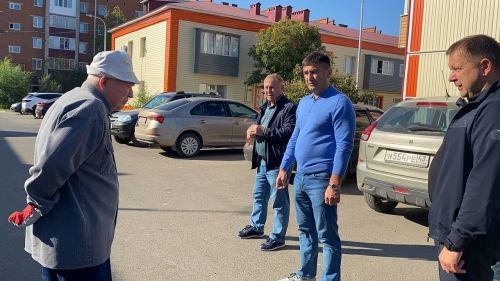 Сергей Димитриев «Безнең ишегалды» һәм «Күпфатирлы йортларны капиталь ремонтлау» программалары буенча Кукмарада башкарылучы эшләр белән танышты