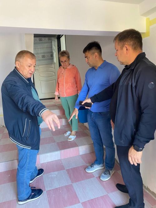 Сергей Димитриев «Безнең ишегалды» һәм «Күпфатирлы йортларны капиталь ремонтлау» программалары буенча Кукмарада башкарылучы эшләр белән танышты