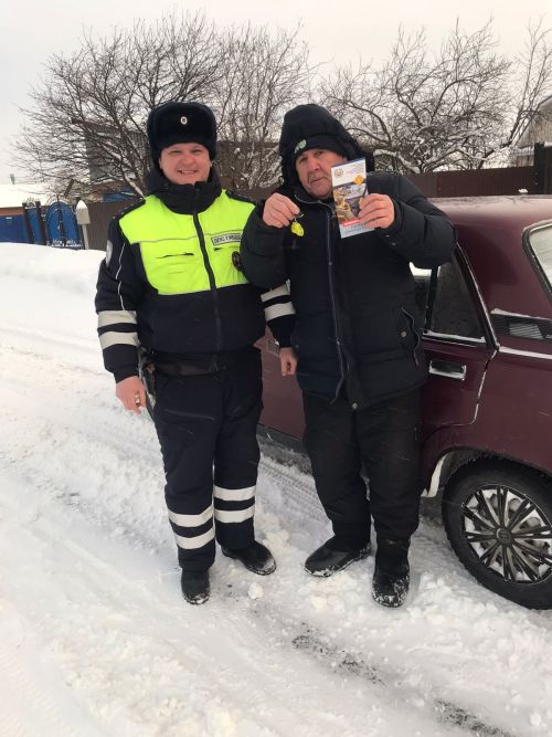 Кукморские автоинспекторы поздравили водителей с Новым годом