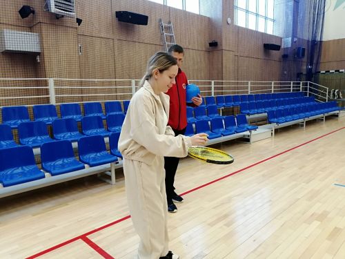 Кукмарада терәк-хәрәкәт аппараты зарарланган балалар һәм яшьләр өчен коляскаларда теннис буенча күнегүләр оештырыла