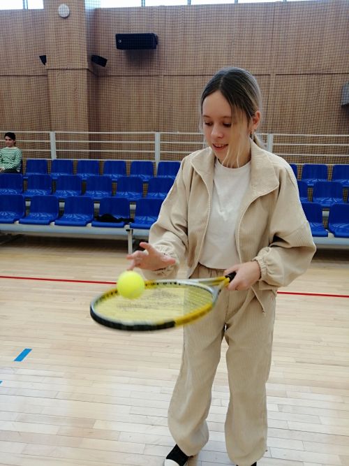 Кукмарада терәк-хәрәкәт аппараты зарарланган балалар һәм яшьләр өчен коляскаларда теннис буенча күнегүләр оештырыла