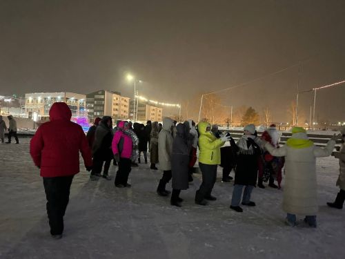 Кукмараның үзәк чыршысы янында кичке күңел ачулар уза