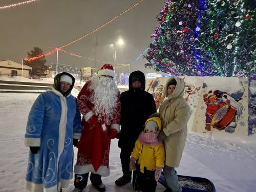 Кукмараның үзәк чыршысы янында кичке күңел ачулар уза