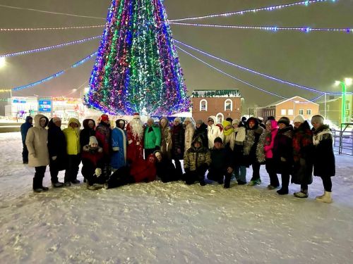 Кукмараның үзәк чыршысы янында кичке күңел ачулар уза
