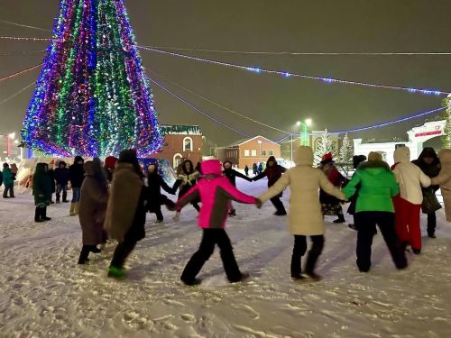 Кукмараның үзәк чыршысы янында кичке күңел ачулар уза