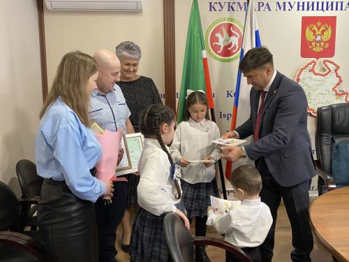 Кукмарада яшь гаиләләргә торак шартларын яхшырту өчен сертификатлар тапшырылды