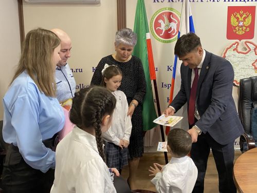 Кукмарада яшь гаиләләргә торак шартларын яхшырту өчен сертификатлар тапшырылды