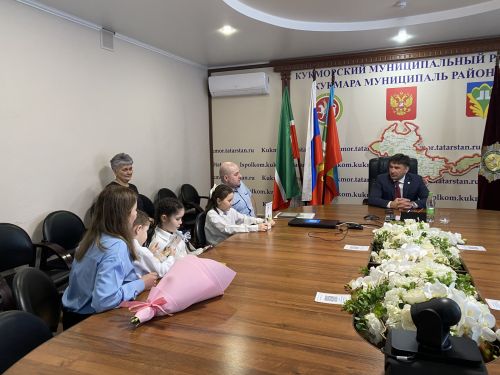 Кукмарада яшь гаиләләргә торак шартларын яхшырту өчен сертификатлар тапшырылды