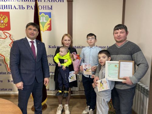 Кукмарада яшь гаиләләргә торак шартларын яхшырту өчен сертификатлар тапшырылды