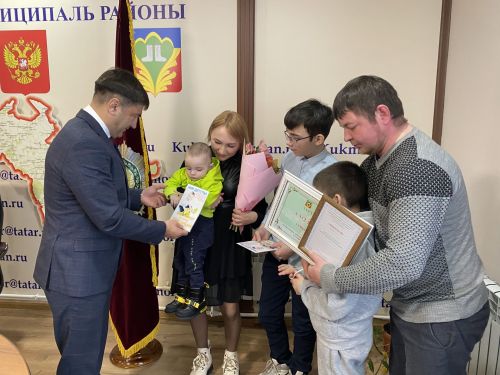 Кукмарада яшь гаиләләргә торак шартларын яхшырту өчен сертификатлар тапшырылды
