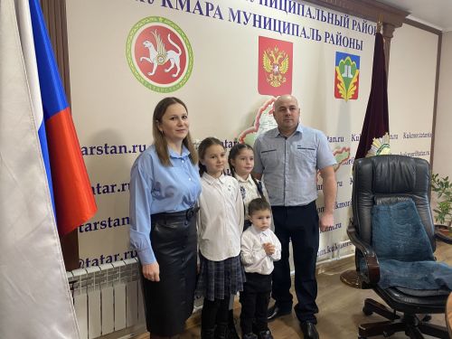 Кукмарада яшь гаиләләргә торак шартларын яхшырту өчен сертификатлар тапшырылды