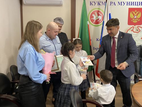 Кукмарада яшь гаиләләргә торак шартларын яхшырту өчен сертификатлар тапшырылды