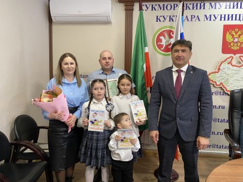 Кукмарада яшь гаиләләргә торак шартларын яхшырту өчен сертификатлар тапшырылды