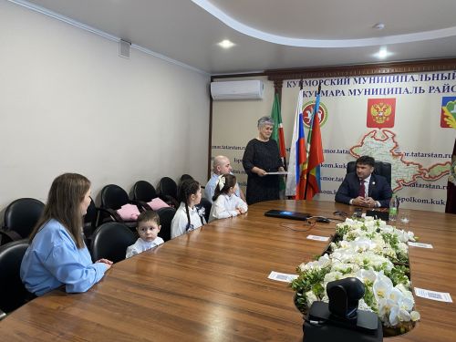 Кукмарада яшь гаиләләргә торак шартларын яхшырту өчен сертификатлар тапшырылды