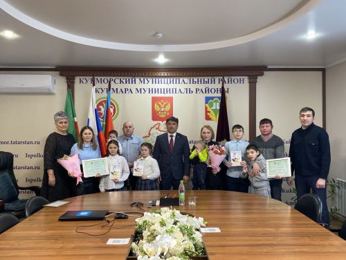 Кукмарада яшь гаиләләргә торак шартларын яхшырту өчен сертификатлар тапшырылды