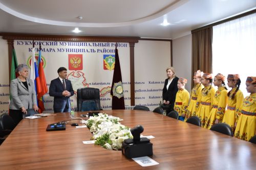 В Кукморе чествовали вокальный ансамбль «Улыбка»