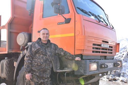 Кукмарада яшәүче 30 ел стажы булган шофер Фәннур Закиров: «Юлларда исән-сау йөрергә, хәвеф-хәтәрсез эшләргә язсын»