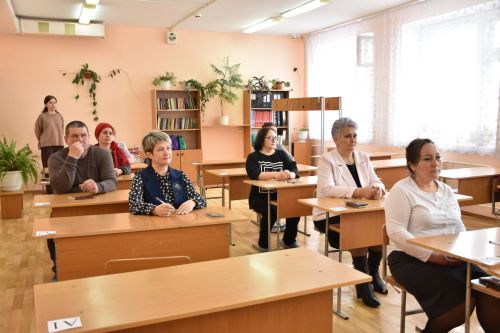 Кукмарада әти-әниләр БДИ тапшырды