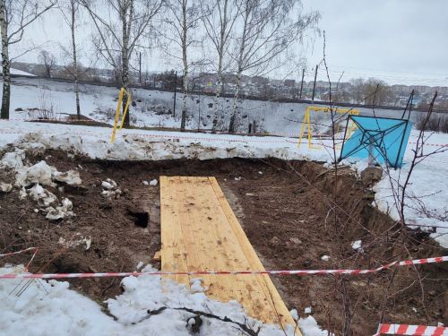 Кукмарада балалар уен мәйданчыгында җир убылган