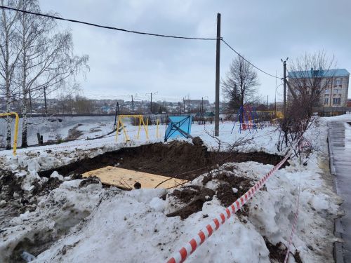 Кукмарада балалар уен мәйданчыгында җир убылган