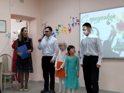 «Алдынгылар хәрәкәте» активистлары физик мөмкинлекләре чикләнгән балалар өчен бәйрәм концерты оештырды