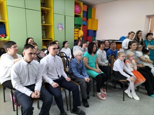 «Алдынгылар хәрәкәте» активистлары физик мөмкинлекләре чикләнгән балалар өчен бәйрәм концерты оештырды
