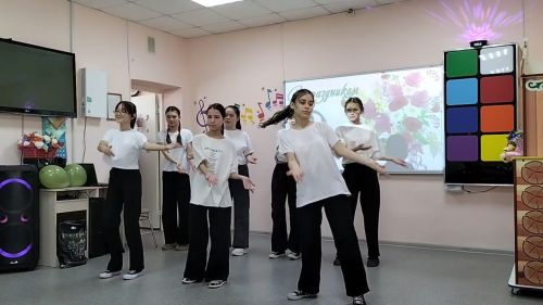 «Алдынгылар хәрәкәте» активистлары физик мөмкинлекләре чикләнгән балалар өчен бәйрәм концерты оештырды