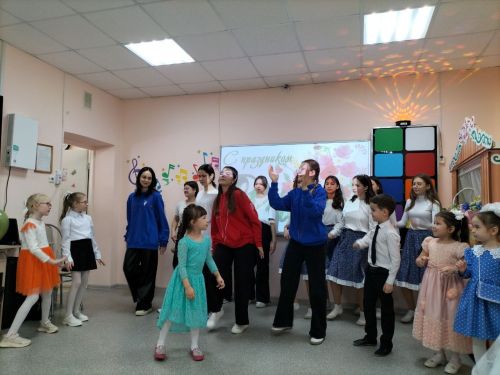 «Алдынгылар хәрәкәте» активистлары физик мөмкинлекләре чикләнгән балалар өчен бәйрәм концерты оештырды