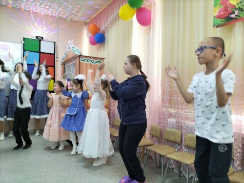«Алдынгылар хәрәкәте» активистлары физик мөмкинлекләре чикләнгән балалар өчен бәйрәм концерты оештырды