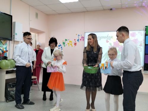 «Алдынгылар хәрәкәте» активистлары физик мөмкинлекләре чикләнгән балалар өчен бәйрәм концерты оештырды