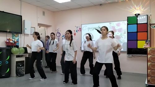 «Алдынгылар хәрәкәте» активистлары физик мөмкинлекләре чикләнгән балалар өчен бәйрәм концерты оештырды