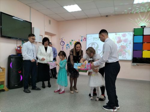 «Алдынгылар хәрәкәте» активистлары физик мөмкинлекләре чикләнгән балалар өчен бәйрәм концерты оештырды