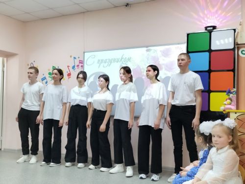 «Алдынгылар хәрәкәте» активистлары физик мөмкинлекләре чикләнгән балалар өчен бәйрәм концерты оештырды