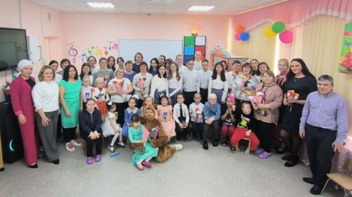 «Алдынгылар хәрәкәте» активистлары физик мөмкинлекләре чикләнгән балалар өчен бәйрәм концерты оештырды