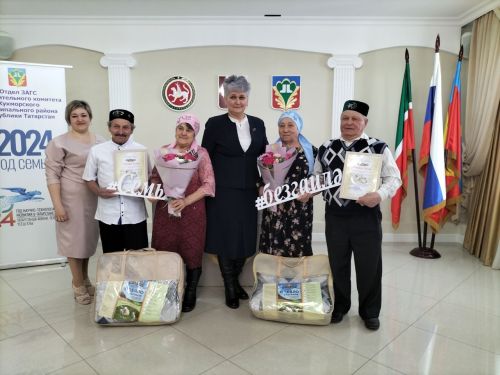 Кукмарада яшәүче Тимергалиевлар һәм Кәримовлар  гаиләләре «Районның мактаулы юбилярлары» китабына кертелде