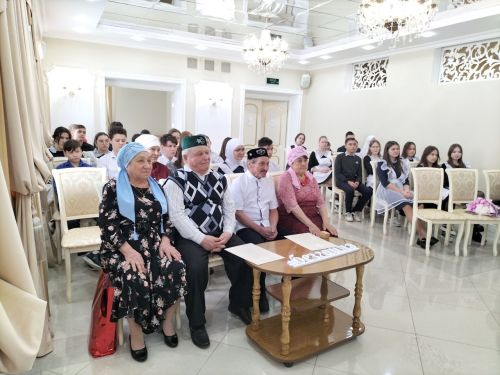 Кукмарада яшәүче Тимергалиевлар һәм Кәримовлар  гаиләләре «Районның мактаулы юбилярлары» китабына кертелде