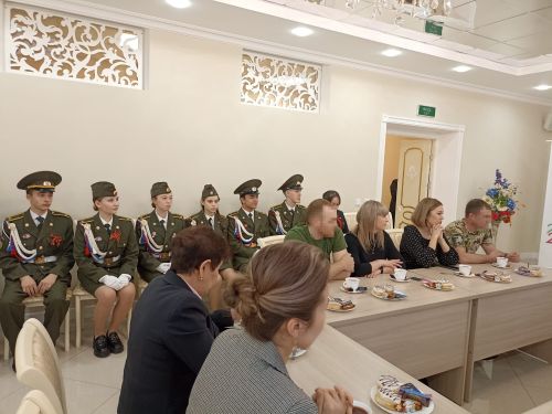 Кукмара районы башлыгы махсус хәрби операция зонасыннан вакытлыча ялга кайткан хәрбиләр белән очрашты