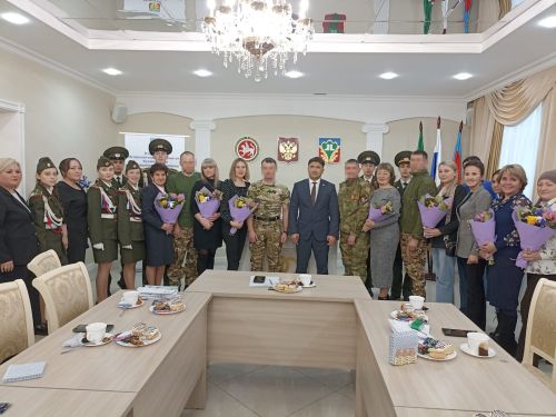 Кукмара районы башлыгы махсус хәрби операция зонасыннан вакытлыча ялга кайткан хәрбиләр белән очрашты