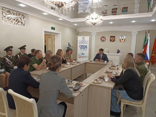 Кукмара районы башлыгы махсус хәрби операция зонасыннан вакытлыча ялга кайткан хәрбиләр белән очрашты