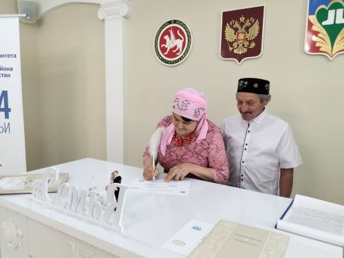 Кукмарада яшәүче Тимергалиевлар һәм Кәримовлар  гаиләләре «Районның мактаулы юбилярлары» китабына кертелде