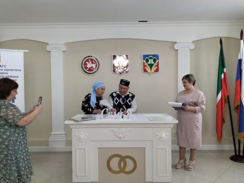 Кукмарада яшәүче Тимергалиевлар һәм Кәримовлар  гаиләләре «Районның мактаулы юбилярлары» китабына кертелде
