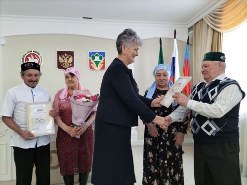 Кукмарада яшәүче Тимергалиевлар һәм Кәримовлар  гаиләләре «Районның мактаулы юбилярлары» китабына кертелде