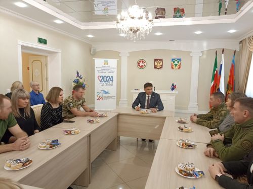 Кукмара районы башлыгы махсус хәрби операция зонасыннан вакытлыча ялга кайткан хәрбиләр белән очрашты