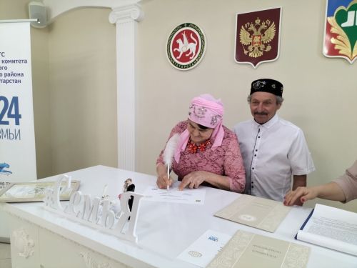 Кукмарада яшәүче Тимергалиевлар һәм Кәримовлар  гаиләләре «Районның мактаулы юбилярлары» китабына кертелде