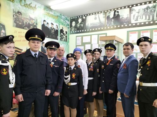 Кукмара районы Манзарас авылы зиратында Советлар Союзы герое Сабир Әхтәмов каберенә чәчәкләр салдылар