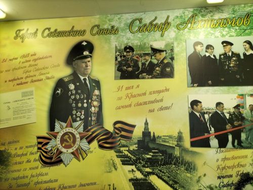Кукмара районы Манзарас авылы зиратында Советлар Союзы герое Сабир Әхтәмов каберенә чәчәкләр салдылар