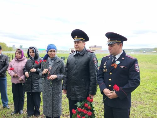 Кукмара районы Манзарас авылы зиратында Советлар Союзы герое Сабир Әхтәмов каберенә чәчәкләр салдылар
