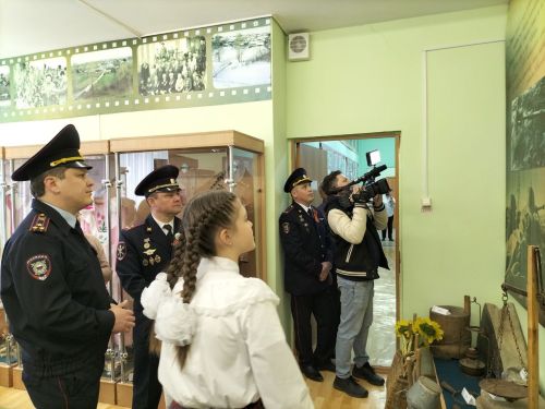 Кукмара районы Манзарас авылы зиратында Советлар Союзы герое Сабир Әхтәмов каберенә чәчәкләр салдылар